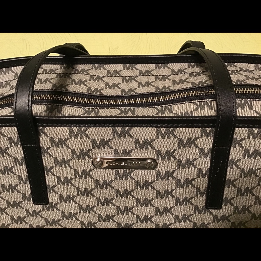 Michael Kors Bucket Bag Zippered Top Authentic - Picture 7 of 7